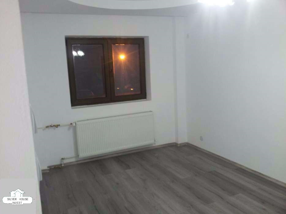 Apartamentul este situat in spatele facultatii Spiru Haret, la 3 min de Metrou Aparatorii Patriei, intr-un bloc din 1987, renovat recent total, instalatii electrice schimbate in tot apartamentul, prize de cablu si internet in fiecare camera, instalatii sanitare renovate, calorifere noi, termopan 5 camere imitatie de mahon, usi noi la culoare, parchet laminat culoare artar, toate finisajele sunt de cea mai buna calitate. Apartamentul este impecabil, merita vazut.